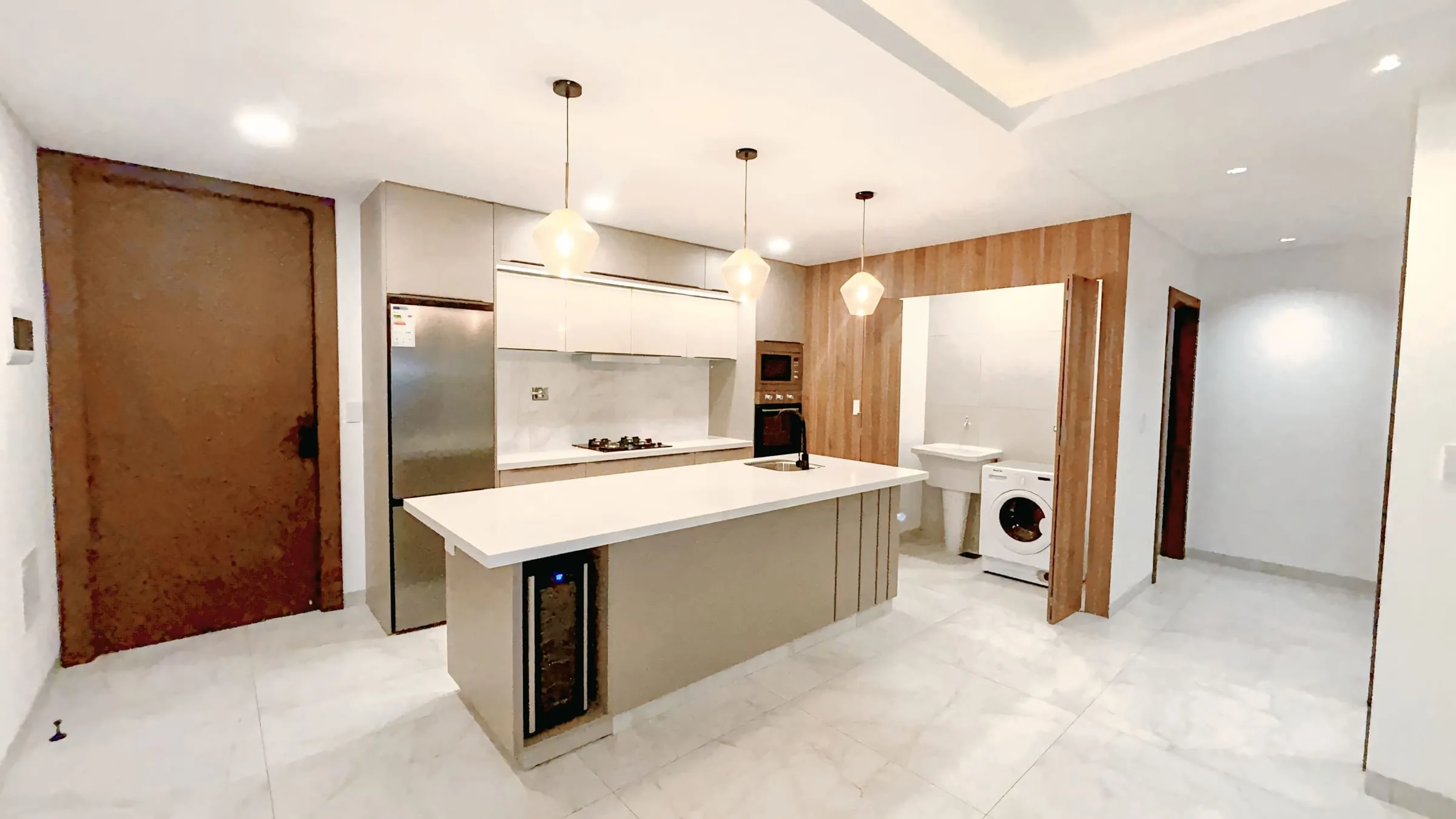 Cocina amplia con entrada