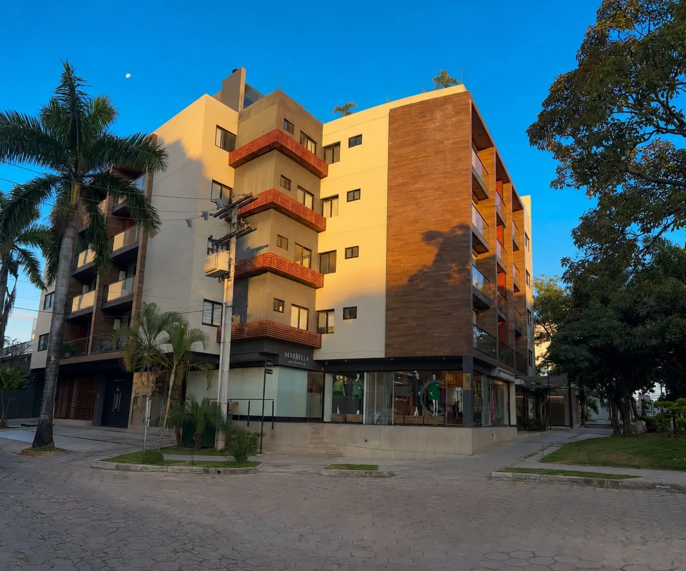 Condado Park V — fachada en Equipetrol