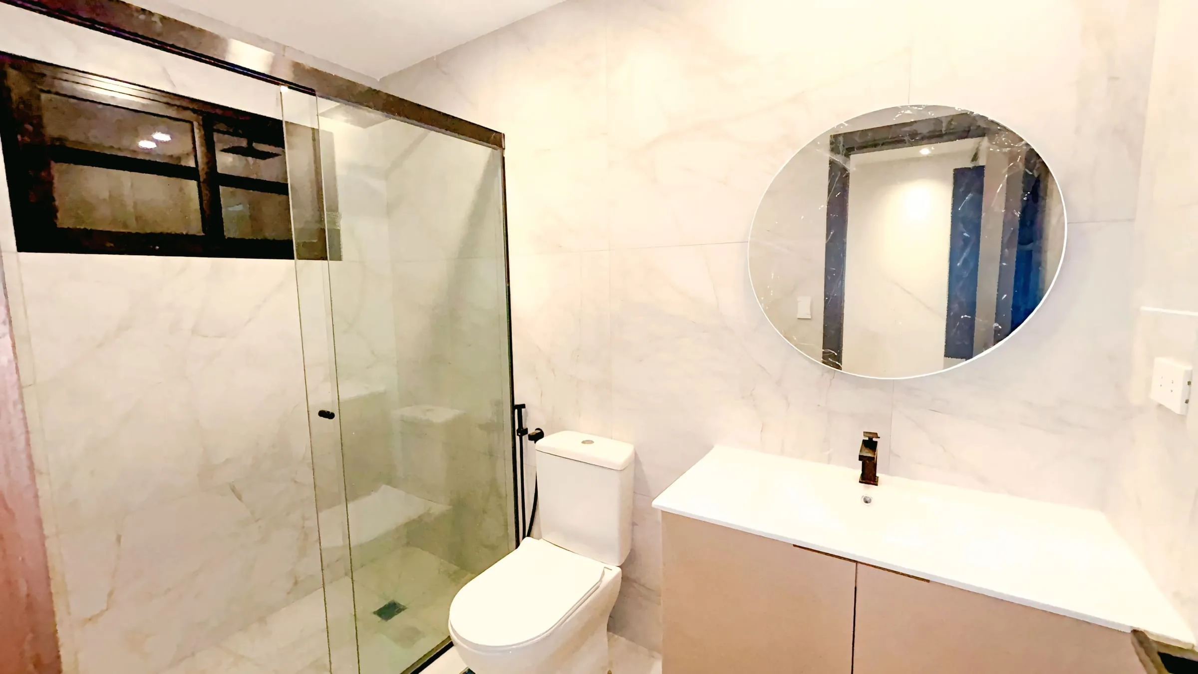 Baño con grifería negra y mármol