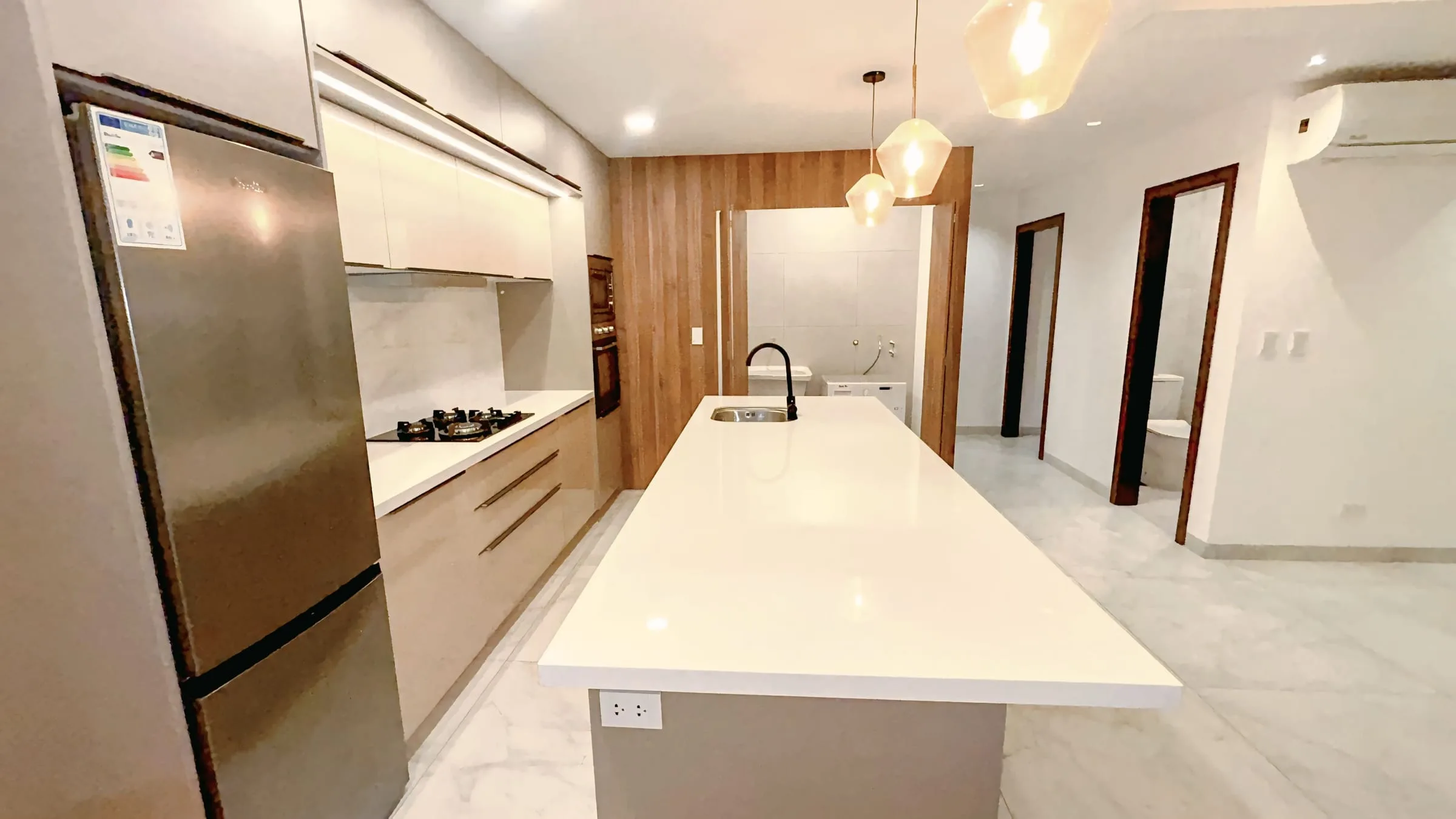 Cocina con isla y pendant lights