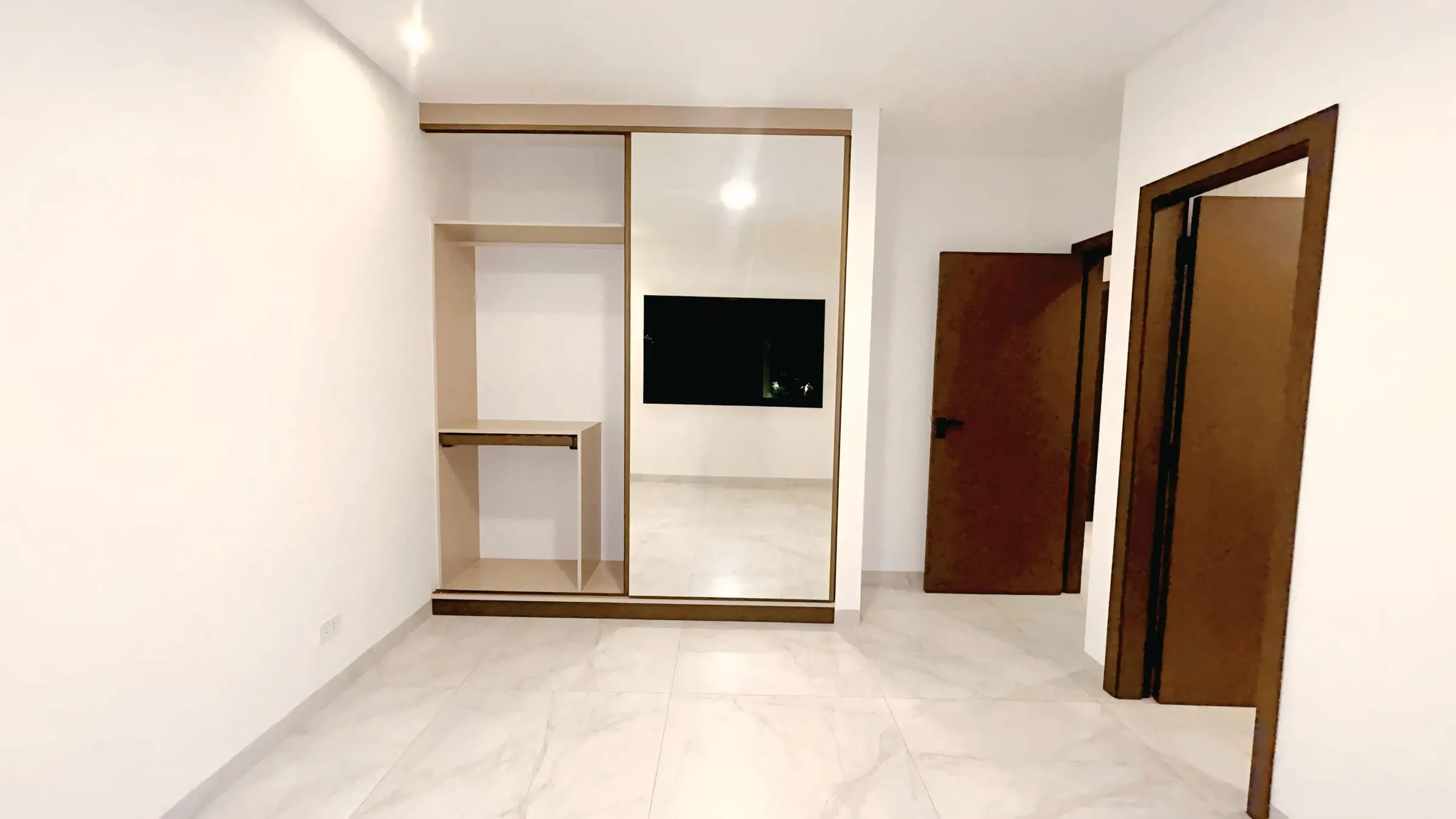 Dormitorio con walking closet abierto