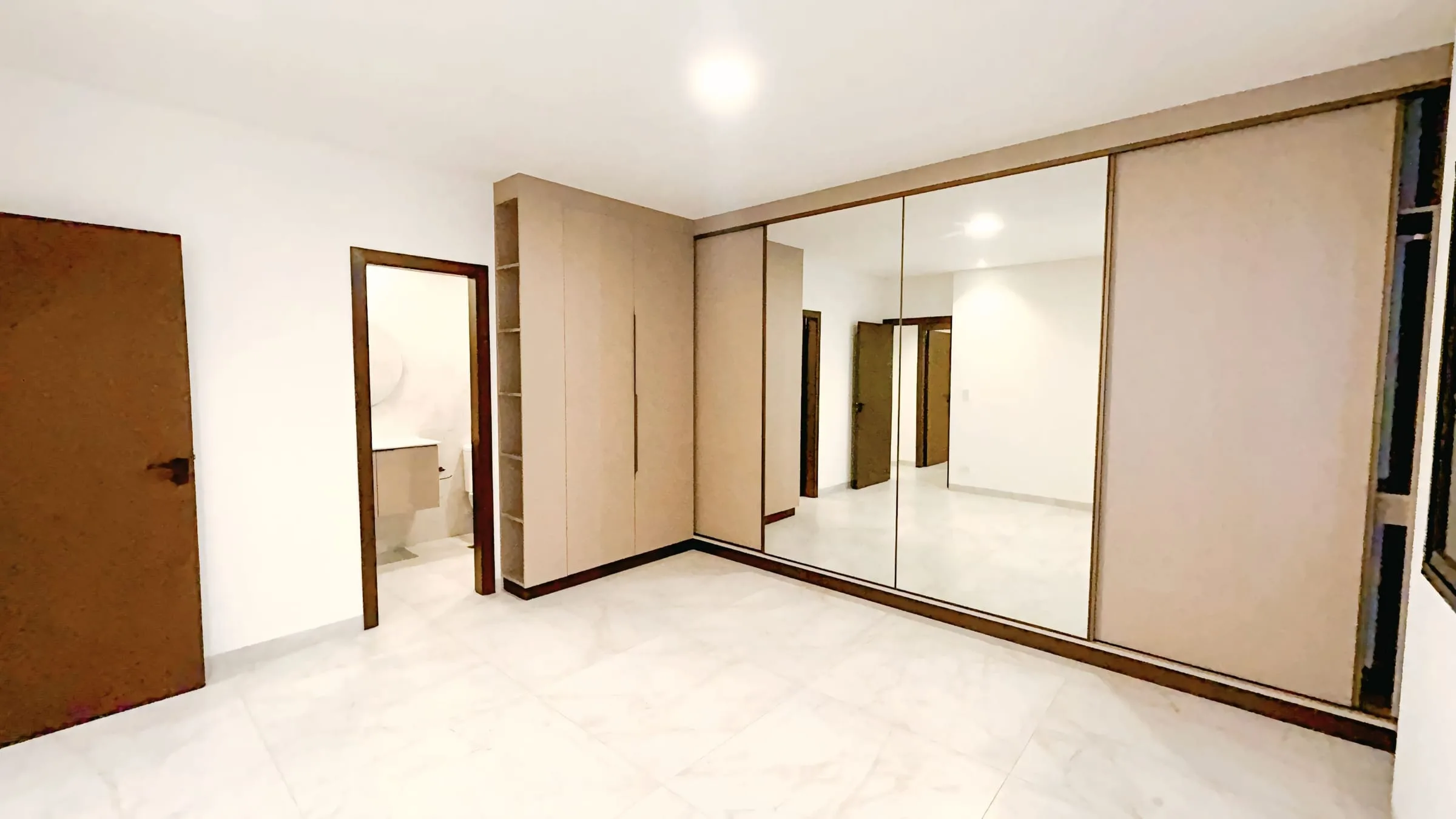 Dormitorio amplio con walking closet